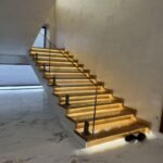 Müasir işıqlı taxta pilləkən